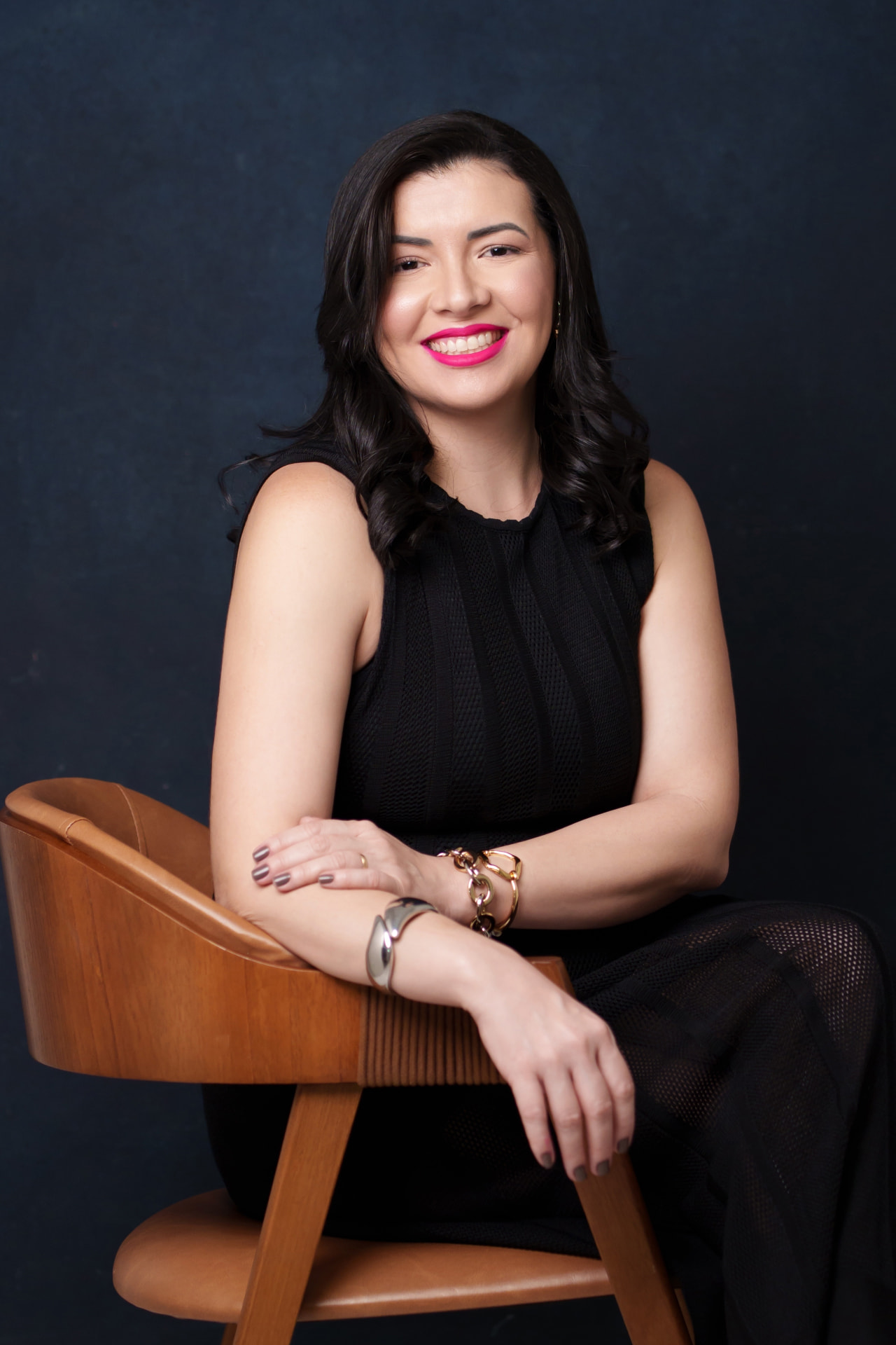 Dra. Vaneida Moreira sentada, em retrato profissional